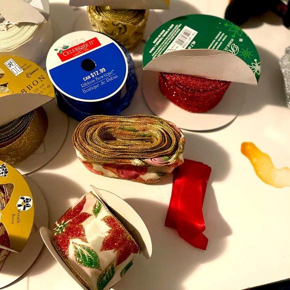 12 spindles of high quality ribbon & pre made bows - Picture 8 of 16